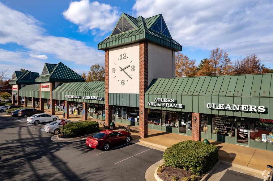 More Photos Of 300-328 Elden St, Herndon Unknown For Lease