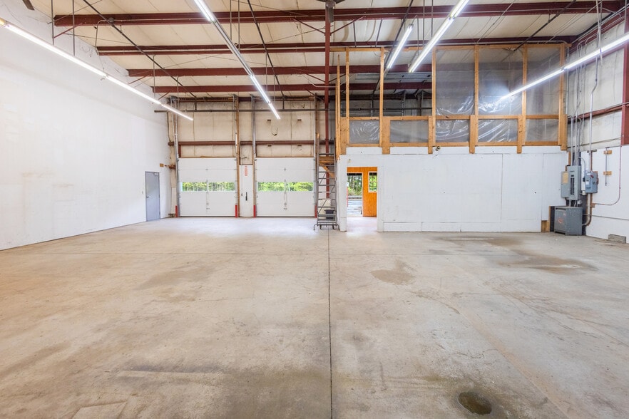More Photos Of 723-725 Main St, North Oxford Warehouse For Sale