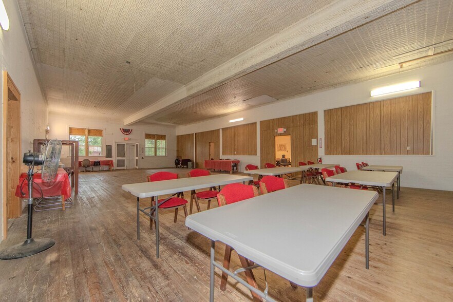 More Photos Of 913 Old Buckingham Rd, Cumberland Lodge Meeting Hall For Sale