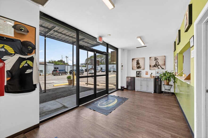More Photos Of 2770 E Ponce de Leon Ave, Decatur Service For Sale
