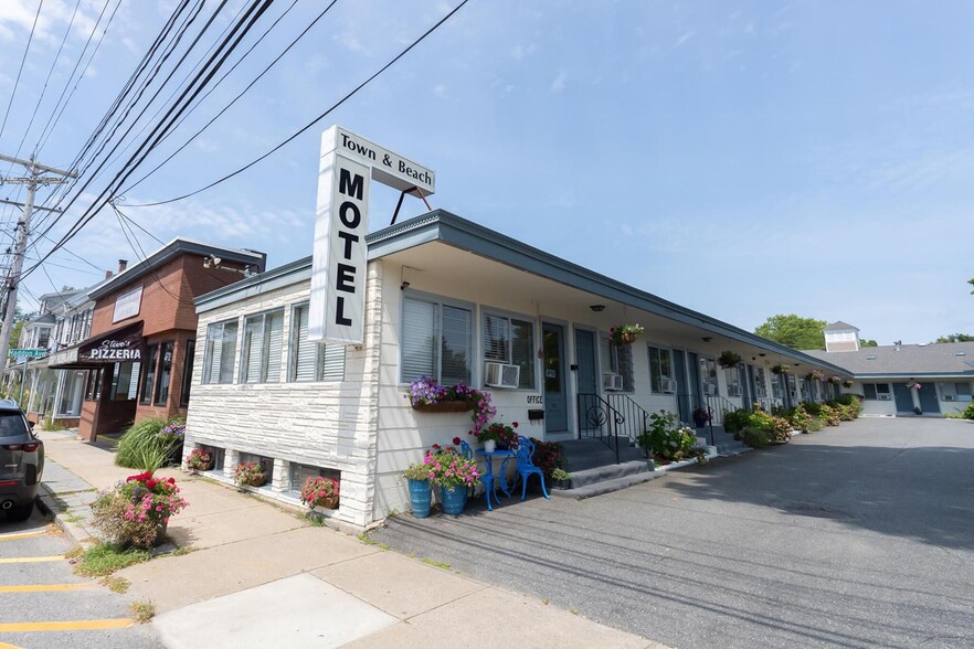 Primary Photo Of 382 Main St, Falmouth Hotel For Sale