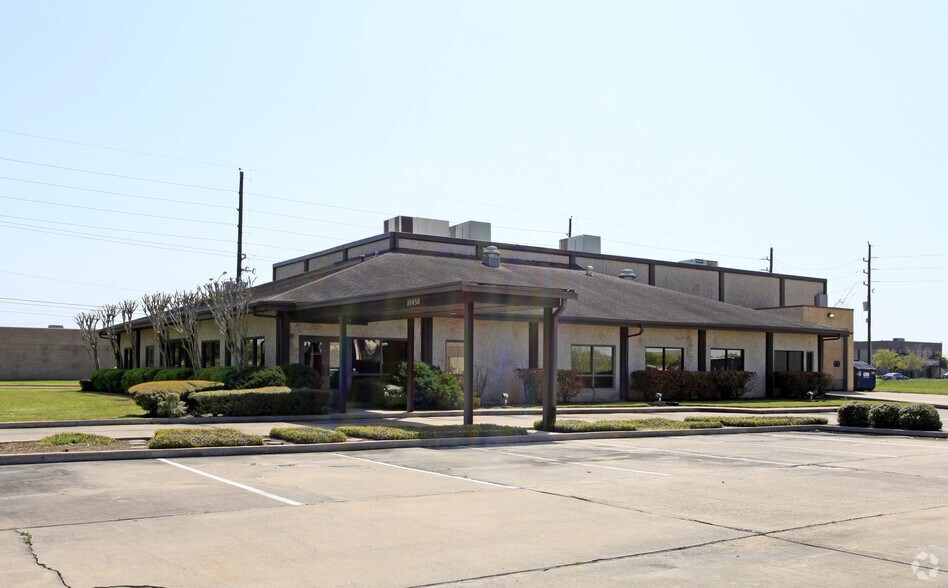 More Photos Of 10450 Corporate Dr, Sugar Land Manufacturing For Sale