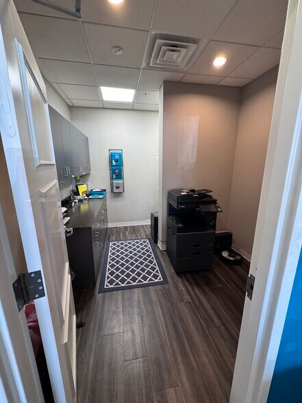 More Photos Of 413 NW Murray Rd, Lee's Summit Flex For Lease