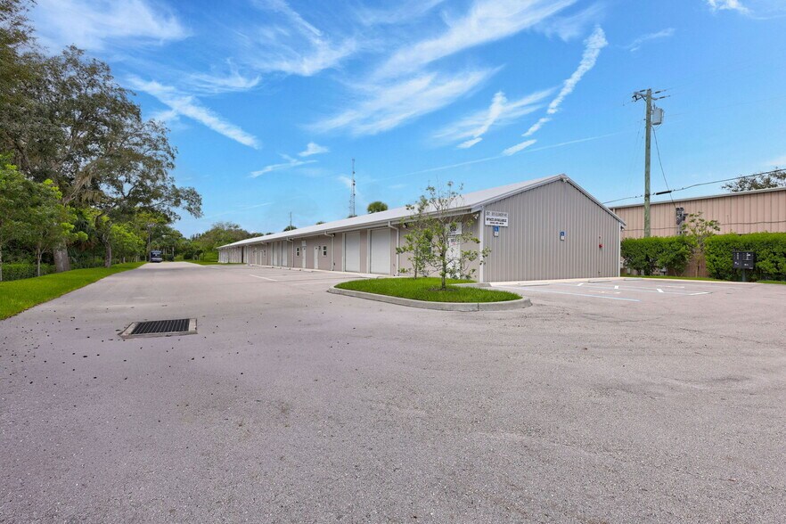 More Photos Of 3801-3815 Oleander Ave, Fort Pierce Warehouse For Lease