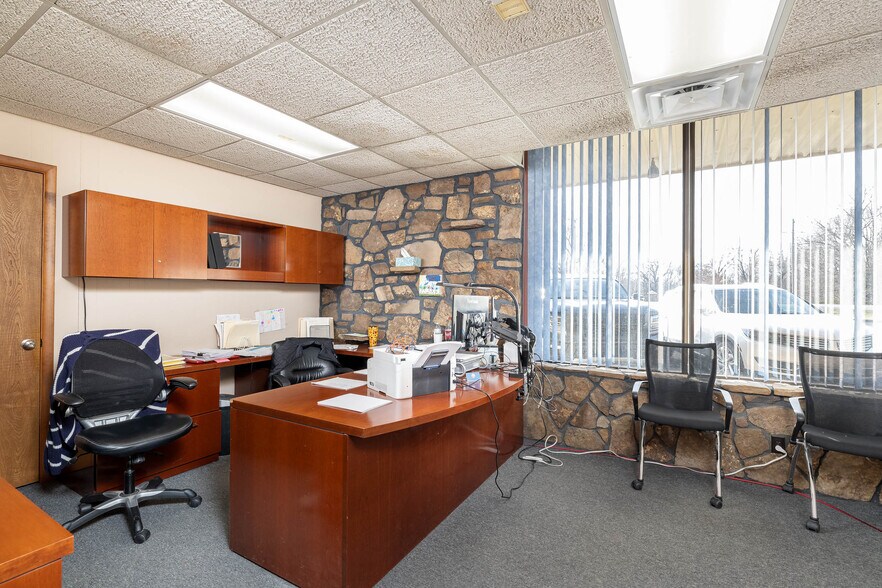 More Photos Of 1060 1st Ave NE, Gravette Industrial For Lease