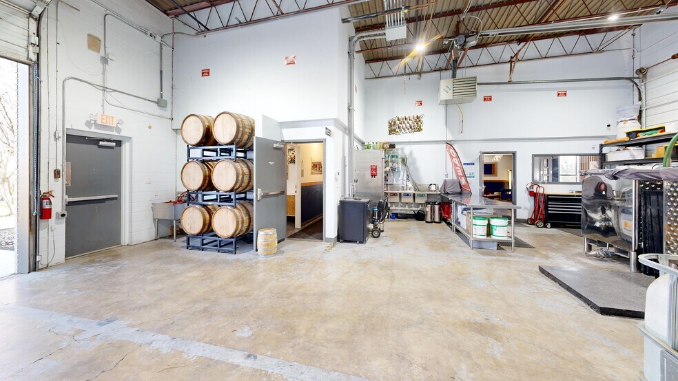 More Photos Of 1711 N Austin St, Seguin Showroom For Sale