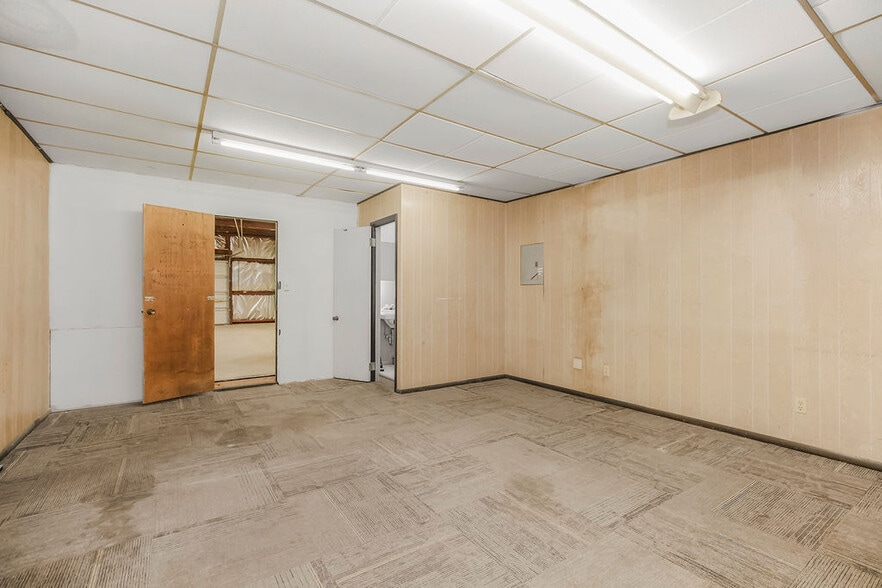 More Photos Of 1319 E Highway H, Liberty Warehouse For Lease