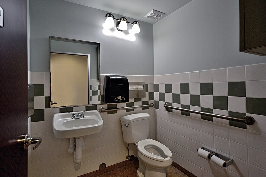 More Photos Of 114 Vision Park Blvd, Shenandoah Office For Sale