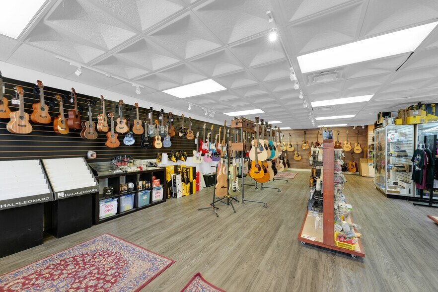 More Photos Of 1333-1335 Johnston Rd, White Rock Storefront For Sale