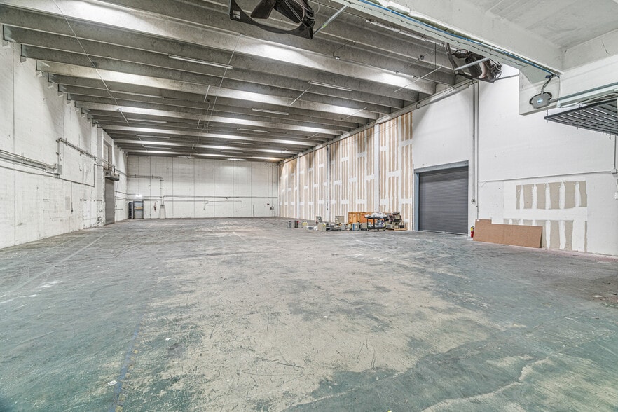More Photos Of 2741 W 76th St, Hialeah Warehouse For Lease