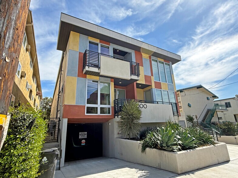 More Photos Of 2000 N Beachwood Dr, Los Angeles Apartments For Sale