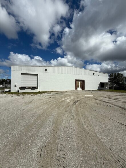 More Photos Of 229 NW 34th St, Okeechobee Warehouse For Lease