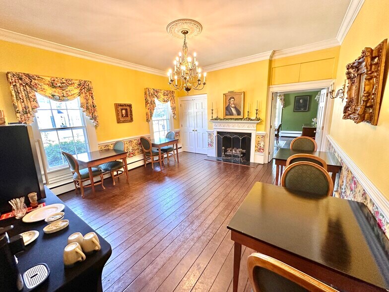 More Photos Of 615 College St, Clinton Hotel For Sale