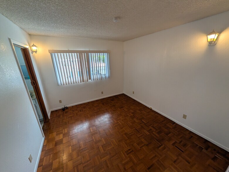 More Photos Of 1638 10th Ave, Honolulu Storefront Retail Office For Sale