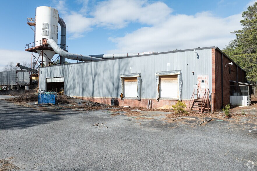 More Photos Of 980 3rd Ave SE, Hickory Warehouse For Lease
