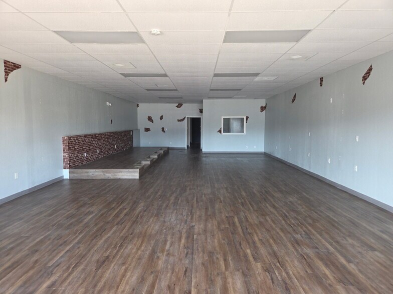More Photos Of 2704 E Griffin Pkwy, Mission Storefront Retail Office For Lease