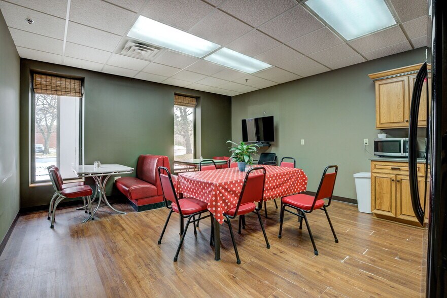 More Photos Of 1301 Cliff Rd E, Burnsville Showroom For Sale