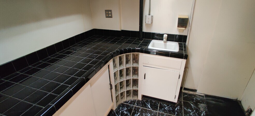 More Photos Of 1605 W Magnolia Blvd, Burbank Freestanding For Sale