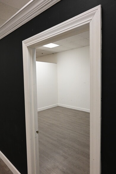 More Photos Of 25 Meadow Rd, Windsor Showroom For Lease