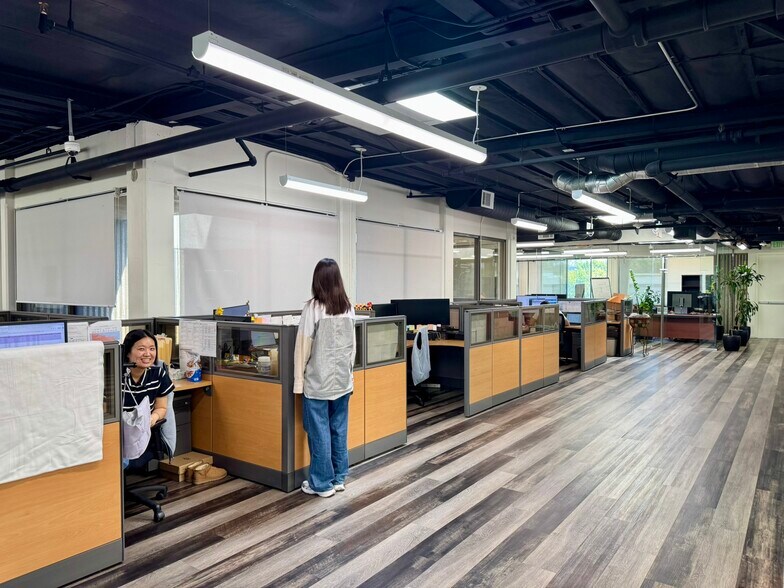 More Photos Of 17550 Gillette Ave, Irvine Manufacturing For Sale