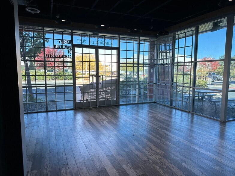 More Photos Of 21130 Centre Pointe Pky, Santa Clarita Warehouse For Lease