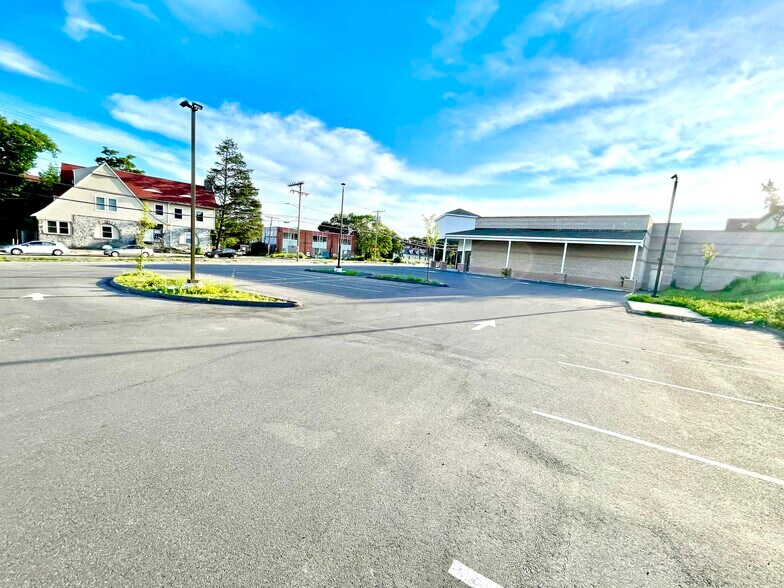 More Photos Of 96 Grove St, Waterbury Supermarket For Sale