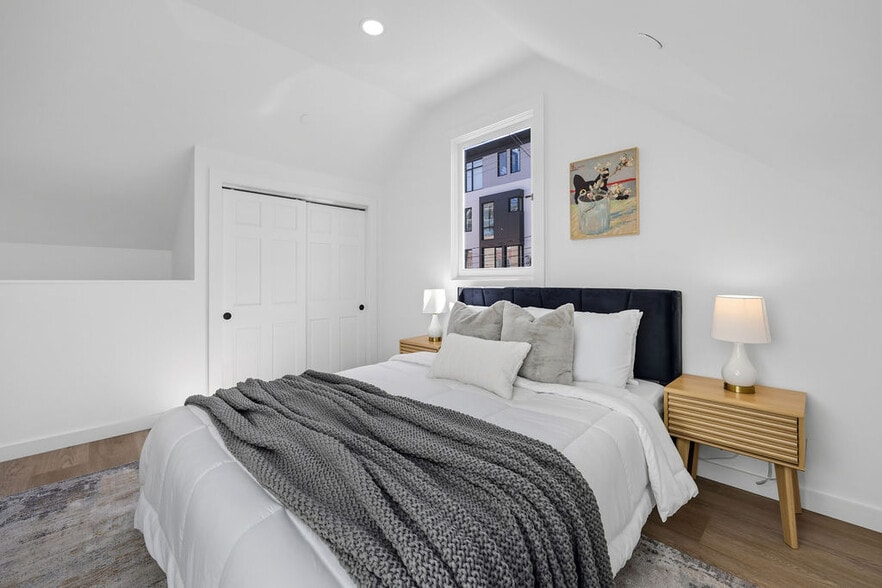 More Photos Of 2730 23rd St, San Francisco Showroom For Sale
