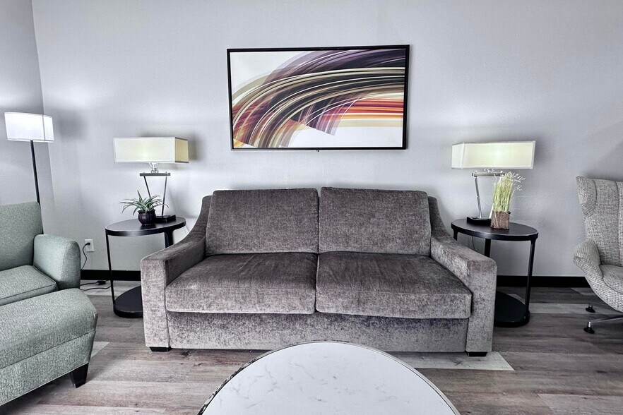 More Photos Of 2075 Highway 192 W, London Hotel For Sale