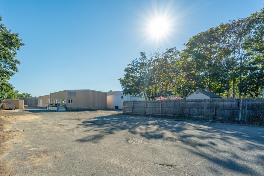 More Photos Of 9 Railroad Ave, East Hampton Convenience Store For Lease