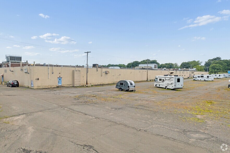 More Photos Of 92 Deerfield Rd, Windsor Unknown For Lease