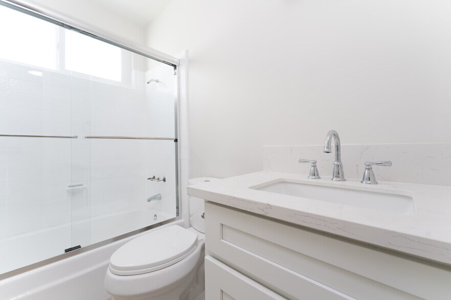 More Photos Of 2670 Ellendale Pl, Los Angeles Dormitory For Sale