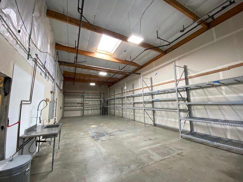 More Photos Of 5793 Skylane Blvd, Windsor Warehouse For Lease