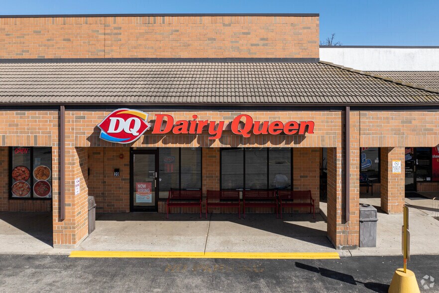 More Photos Of 401 N Riverside Dr, Gurnee Storefront For Lease