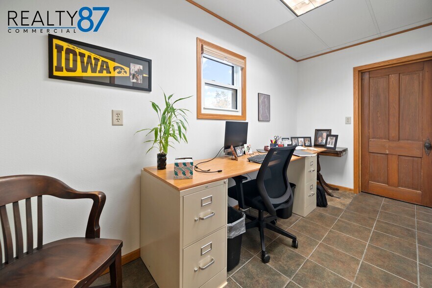 More Photos Of 448 7th Ave, Marion Office For Sale