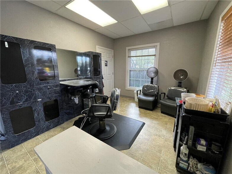 More Photos Of 605 Baptiste Dr, Paola Storefront Retail Residential For Sale