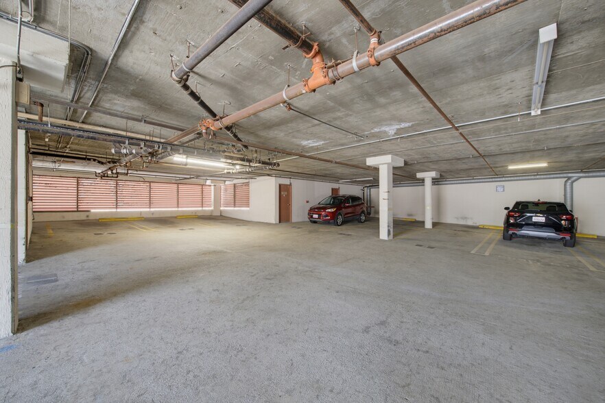 More Photos Of 10495 Santa Monica Blvd, Los Angeles Office For Sale