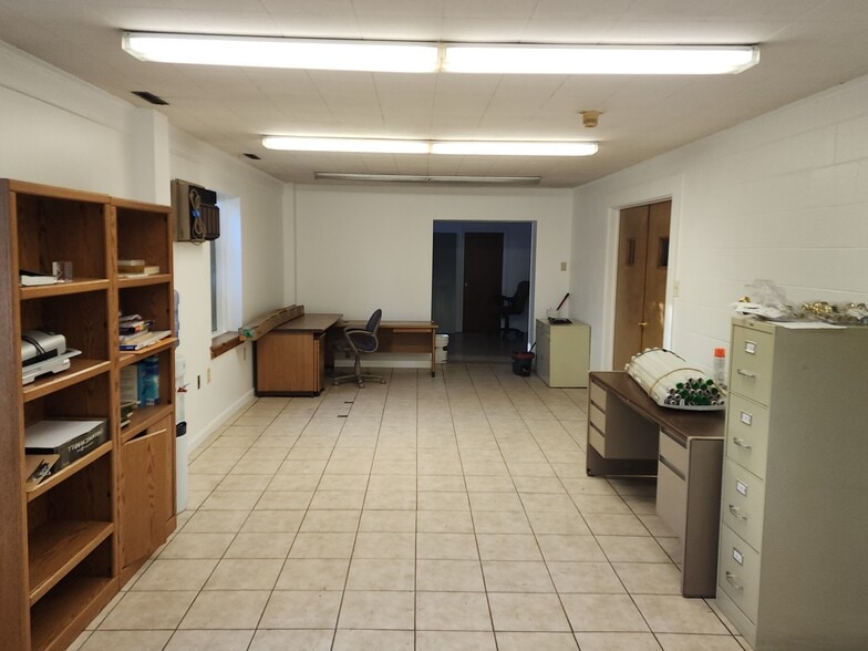 More Photos Of 50 Thomaston Rd, Litchfield Warehouse For Lease