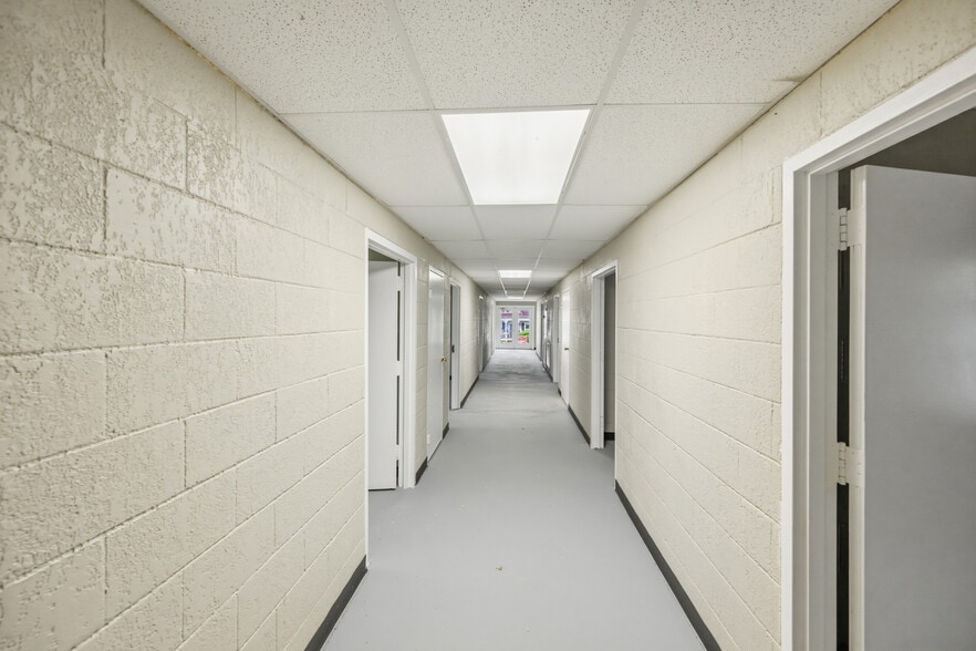 More Photos Of 105 Kentucky Ave S, Parsons Light Distribution For Sale