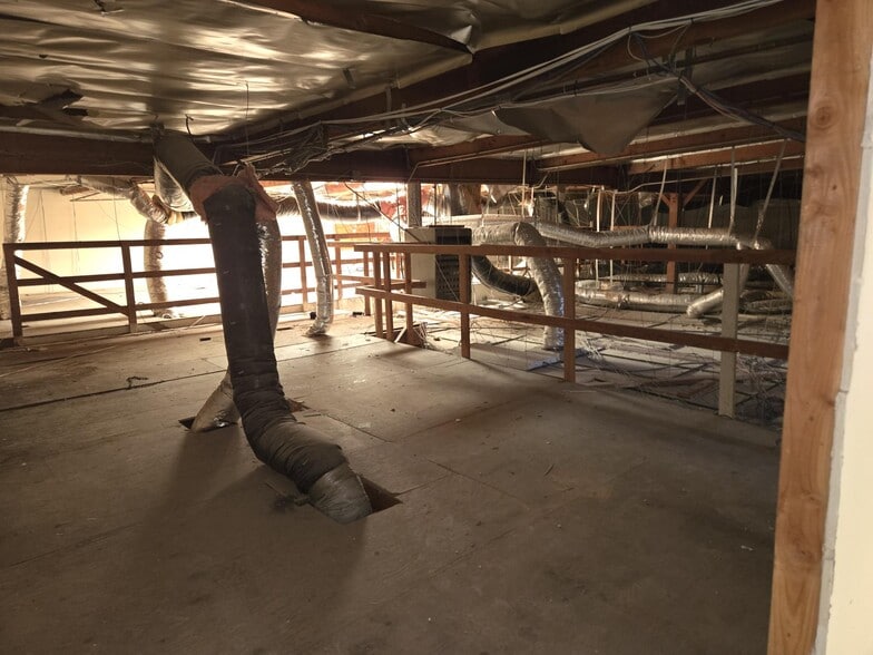 More Photos Of 21520 Strathern St, Canoga Park Service For Lease