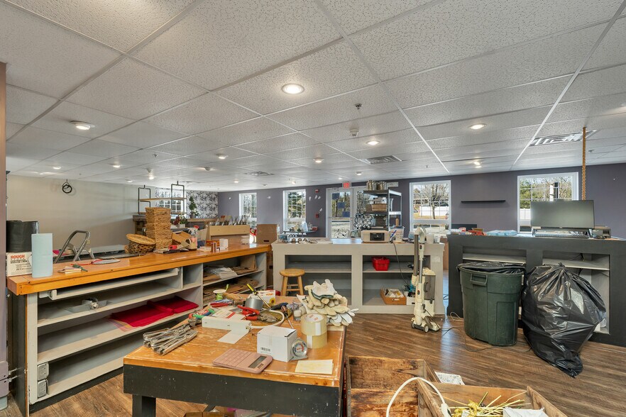 More Photos Of 45 Londonderry Tpke, Hooksett Office For Lease