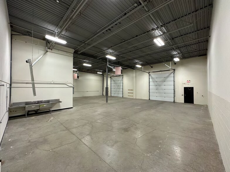 More Photos Of 5030 13th St SE, Calgary Warehouse For Lease