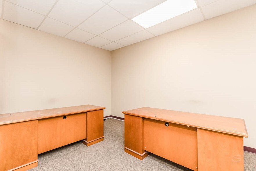 More Photos Of 4640-4650 Oakton St, Skokie Storefront For Lease