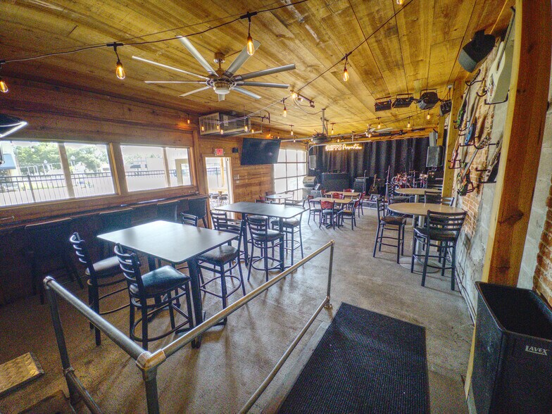 More Photos Of 114 E 5th St, Wahoo Bar For Sale