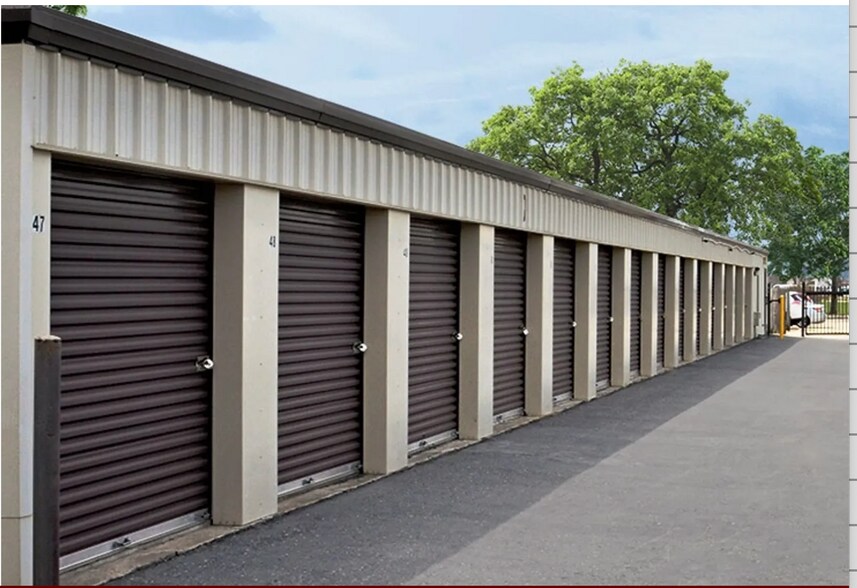 More Photos Of 2300 W 31st St, Lawrence Self Storage For Sale