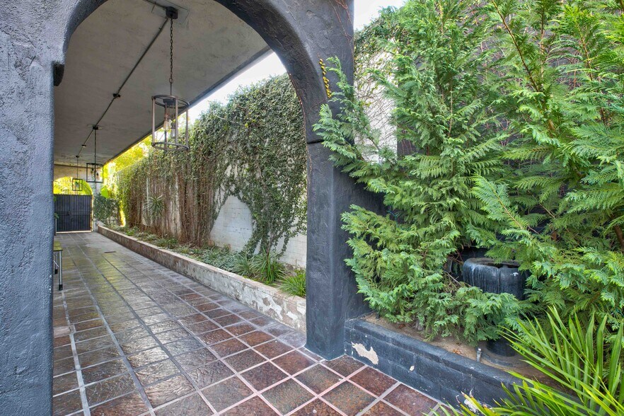 More Photos Of 210 S Kenwood St, Glendale Loft Creative Space For Lease