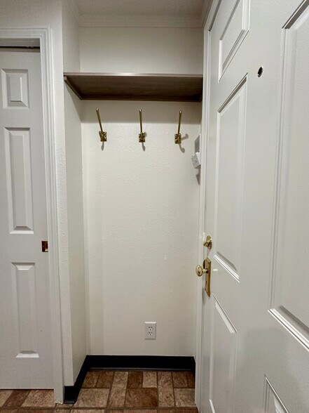 More Photos Of 600 W Crockett St, Seattle Apartments For Lease