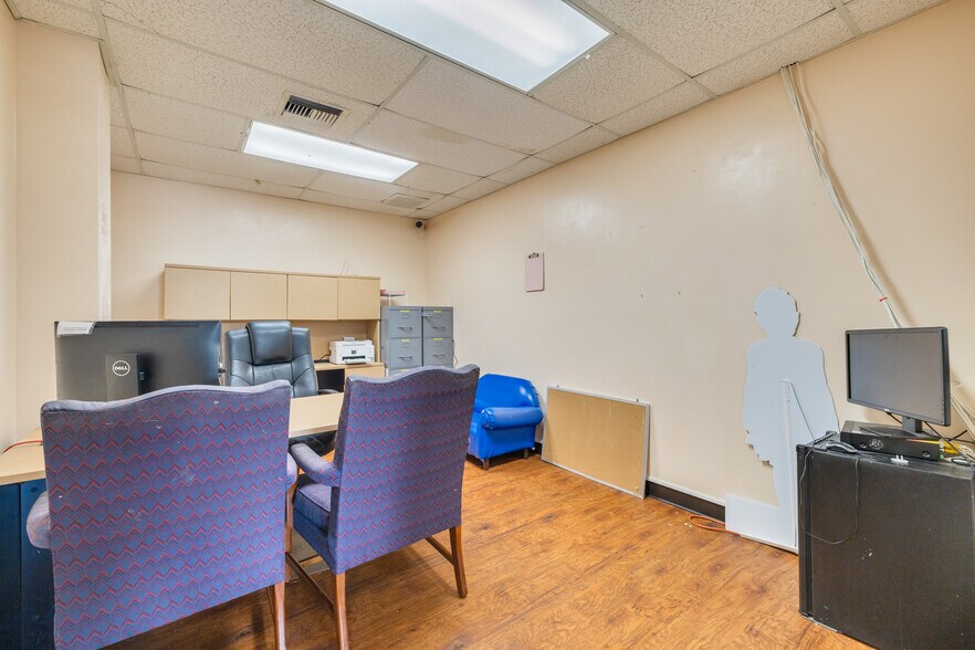 More Photos Of 3170 N McMullen Booth Rd, Clearwater Schools For Lease