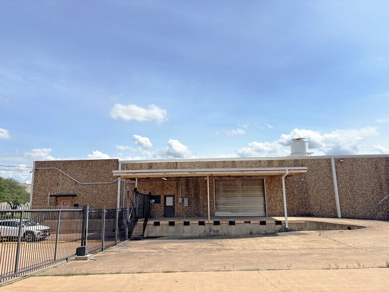 More Photos Of 4529 Gold Rd, Dallas Distribution For Sale