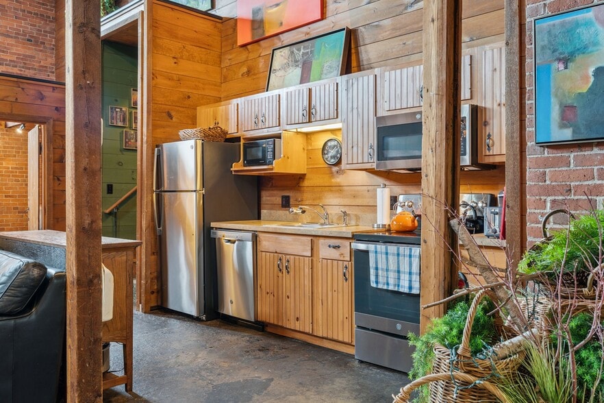 More Photos Of 26 Howland St, Plymouth Office For Sale