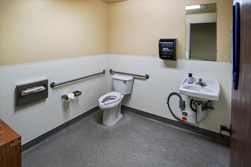 More Photos Of 42913 Capital Dr, Lancaster Light Manufacturing For Sale